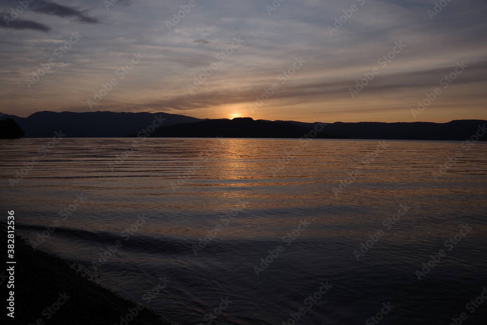 静寂に包まれた黄昏の湖。屈斜路湖、北海道。