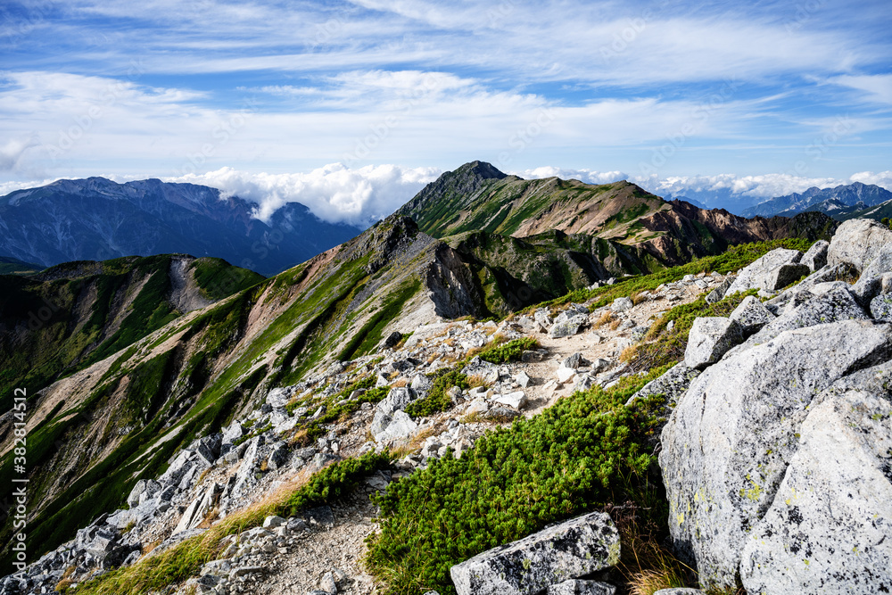 Fototapeta premium 鷲羽岳から水晶岳を眺める
