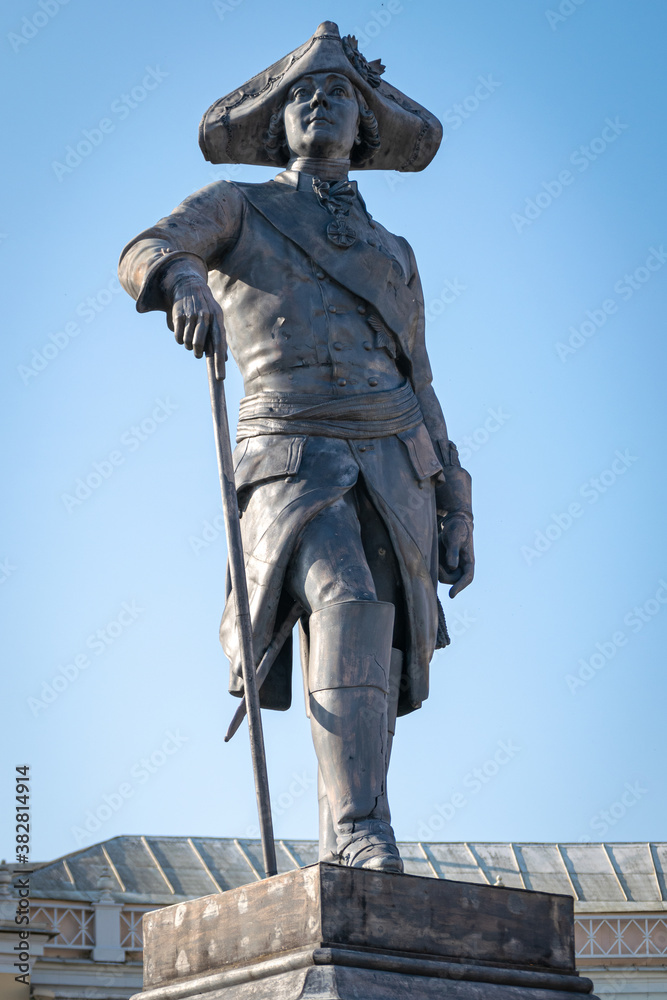 Naklejka premium A statue of Emperor Paul in front of the Pavlovsk Palace
