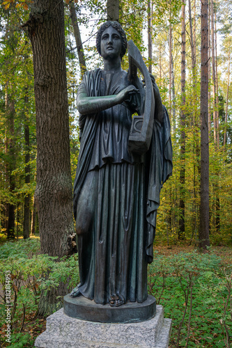 Canvas-taulu Bronze copy of an antique marble statue of Erato in Pavlovsk Park near Saint Pet