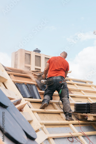 roofers build a roof
