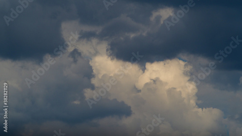 Ciel menaçant en fin d'après-midi, devenant même orageux © Anthony