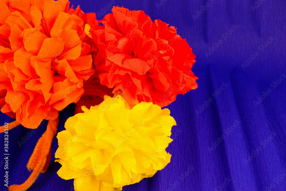 Φωτογραφία Orange flowers made out crepe paper, used in the festivity of dia de los muertos