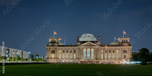 Reichstag Berlin beleuchtet