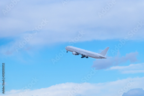 青空を背景に羽田空港を離陸する旅客機