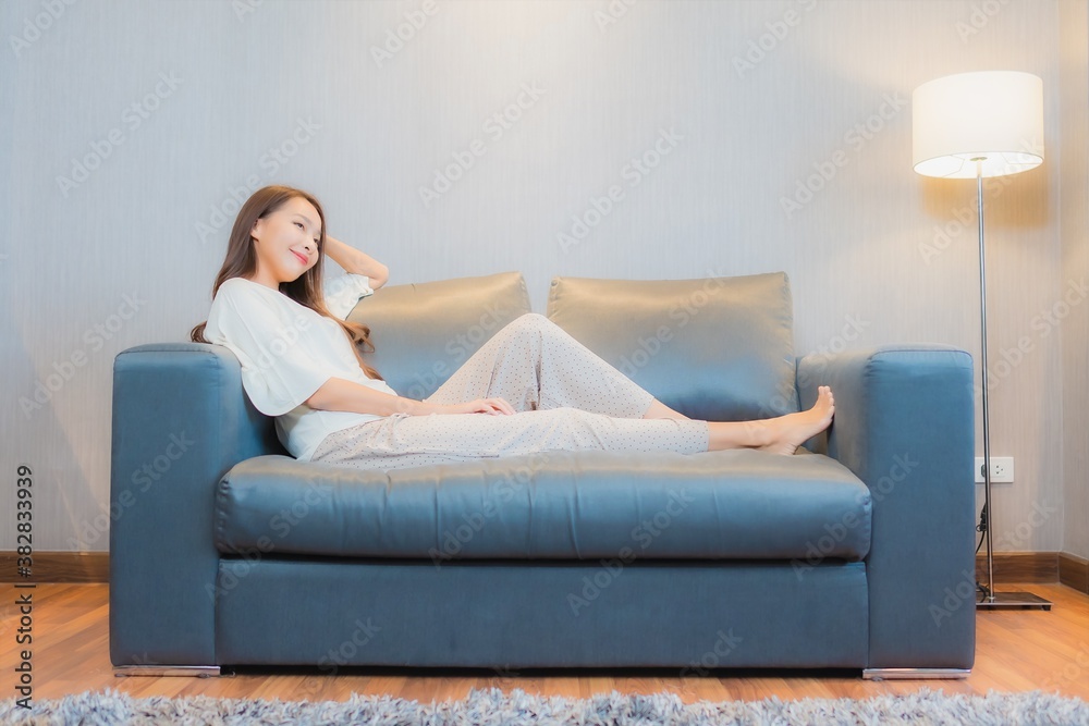 Obraz premium Portrait beautiful young asian woman relax on sofa in living room