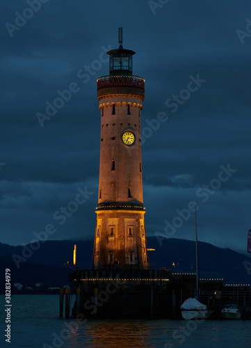 Leuchtturm im Hafen von Lindau, Bodensee an stürmischem Abend