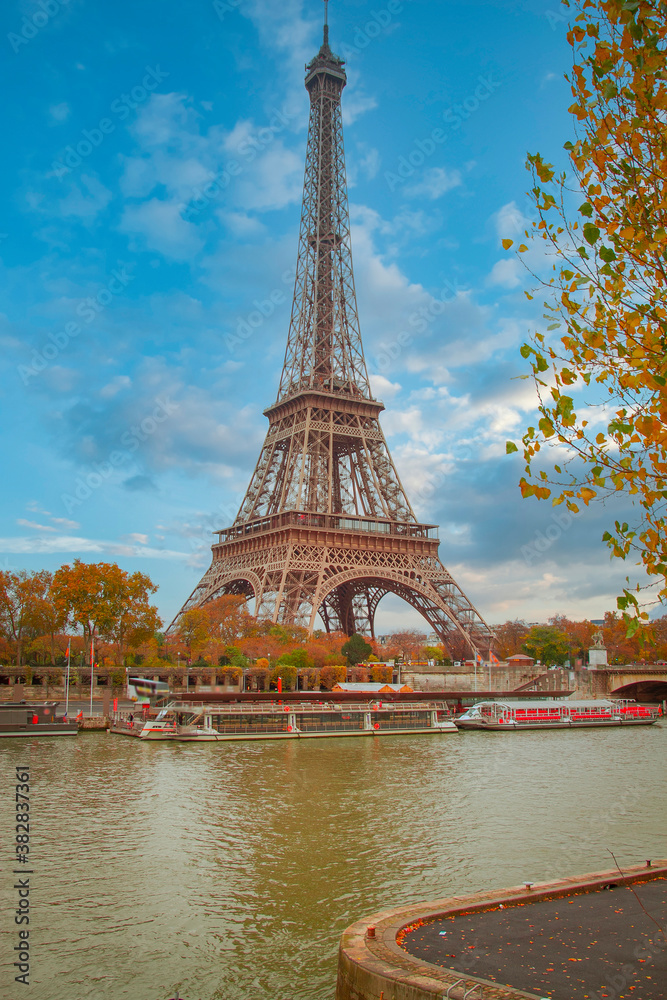 Fototapeta premium Eiffel Tower in Paris, France