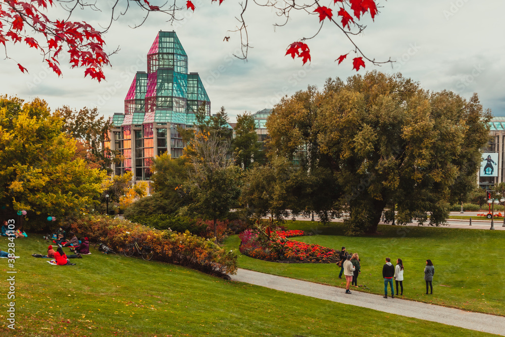 Major's Hill Park and National Gallery of Canada in Ottawa Ontario Canada in the Fall - obrazy, fototapety, plakaty 