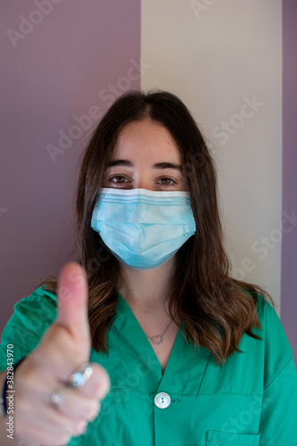 Enfermera joven con un pulgar hacia arriba