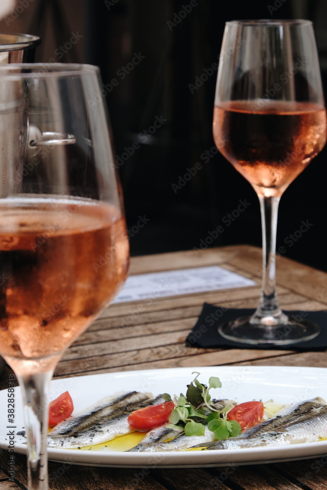 Naklejka premium Two glasses of rose wine
