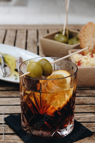 Quadro em tela Vaso de vermut con tapas de fondo