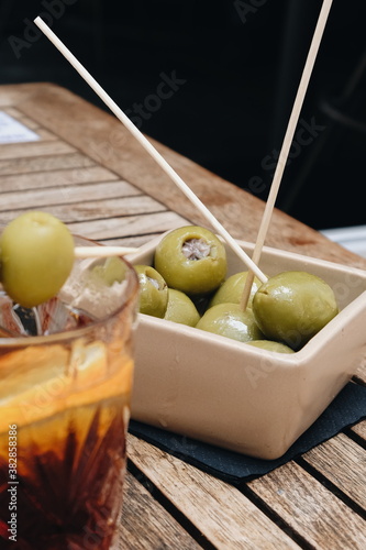 Primer plano de vaso de vermut y olivas