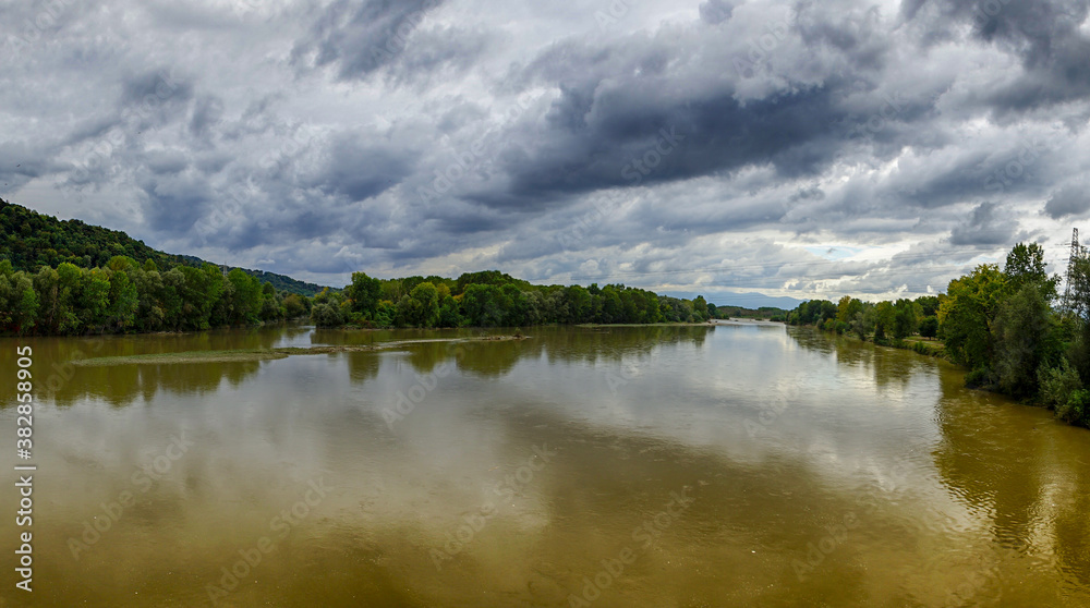 Vista spettacolare aerea sul fiume con le colline ricche di vegetazione ed il cielo nuvoloso Vista spettacolare aerea sul fiume con le colline ricche di vegetazione ed il cielo nuvoloso