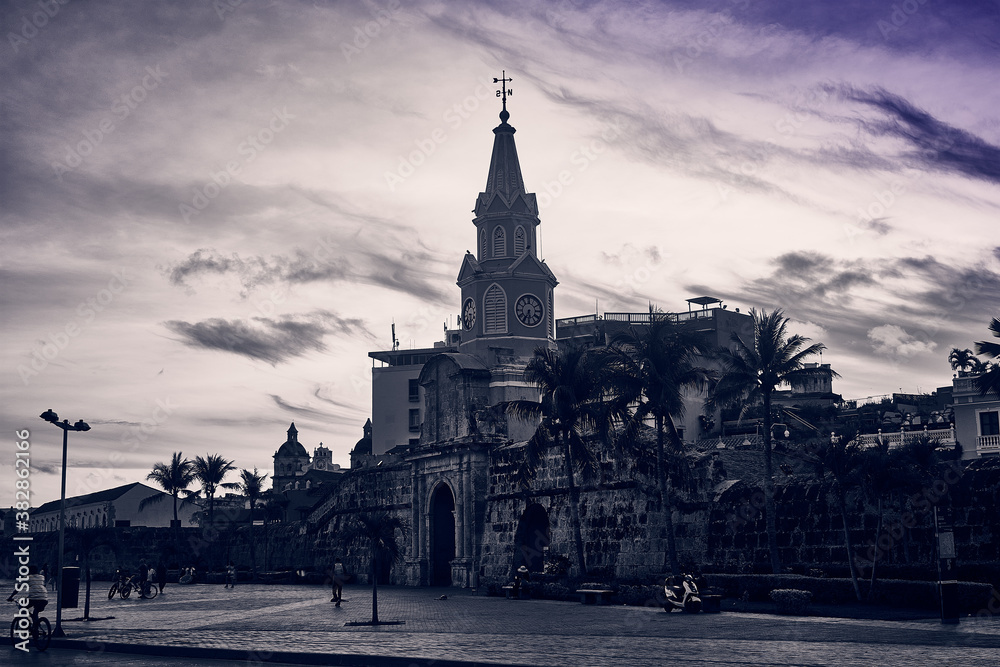 Cartagena de indias, ciudad llena de magia, con lugares hermoso por ver.
Casas coloniales, Murallas, Garitas, Garitones, Plazas, Monumentos y más. 