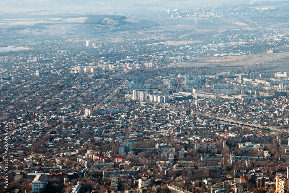 Naklejka premium Bird's eye view of the city from the top of the mountain.