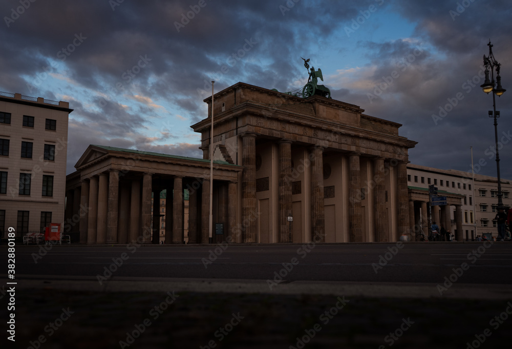 Fototapeta premium Berlin's most famous landmark, the Brandenburg Gate, at night, Germany