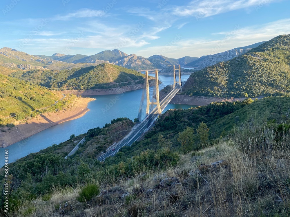 LEON Atardecer Los Barrios de Luna. Puente Carlos Fernández Casado.