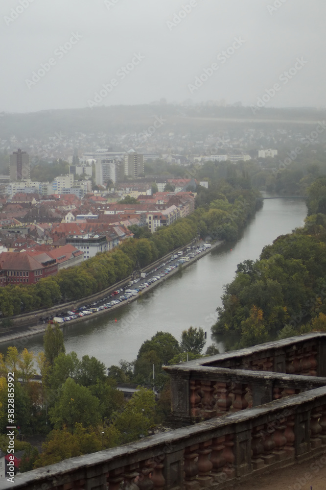 Würzburg am Main von oben bei Regenwetter
