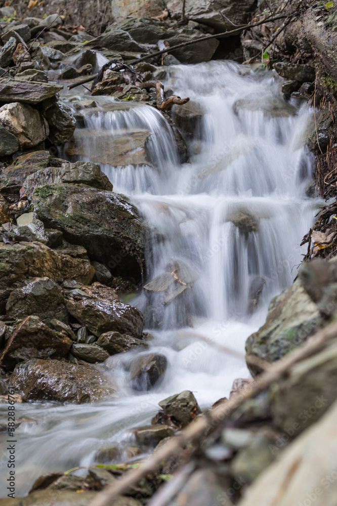 Fototapeta premium Wildes Wasser eingefroren.