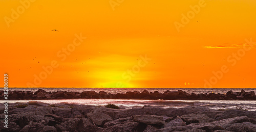 Na tym zdjęciu widzimy moment poprzedzający pojawienie się słońca zza powierzchni morskiego horyzontu.

