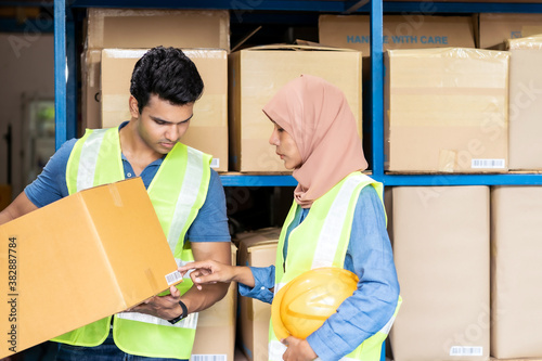 Fotografie Diversity warehouse wokers work on inventory.