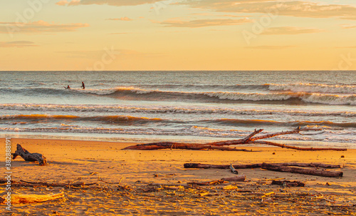Dzika plaża i wschód słońca to połączenie tego czego nam w życiu potrzeba aby się zrelaksować i wypocząć. photo