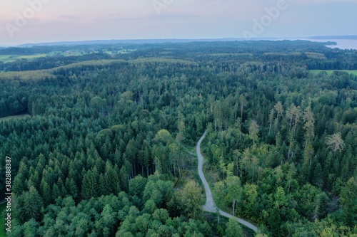 Luftbildaufnahme Natur und Landschaft bei Dämmerung und Sonnenuntergang photo