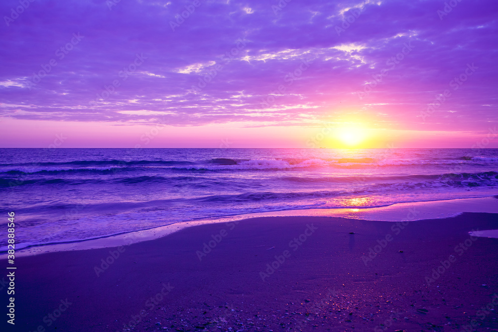 Fototapeta premium Early morning. Sunrise over the sea
