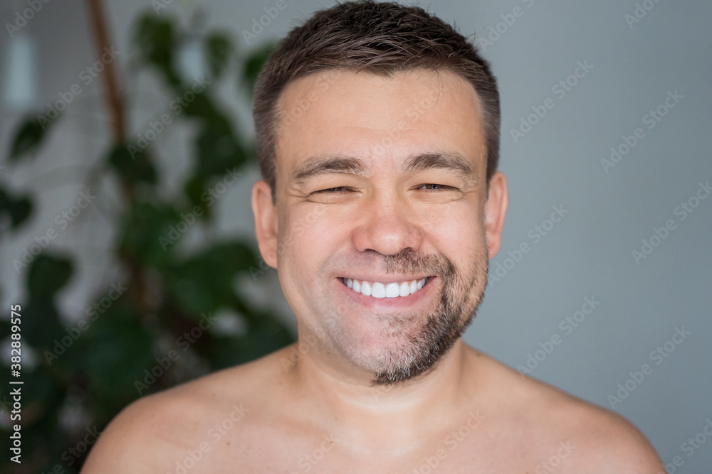 Obraz premium a man with stubble on one side of his face and shaved on the other. skin care concept. change of appearance.