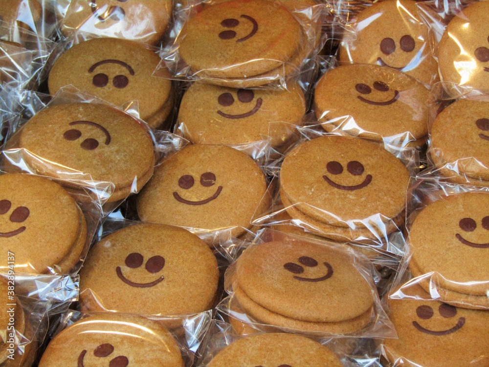 Obraz premium Gingerbread cookies with smile pattern individually wrapped in foil on the famous Christmas market in December in Budapest, Hungary