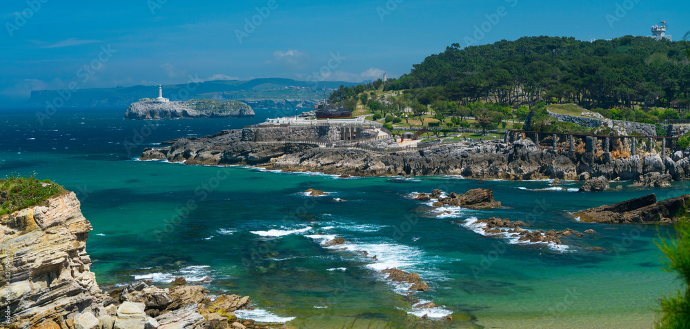 Obraz premium El Camello Beach, Mouro Island, Magdalena Peninsula, Santander Bay, Santander, Cantabria, Spain, Europe