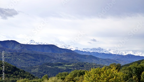 Pyrénées paysage montagne enneigée 