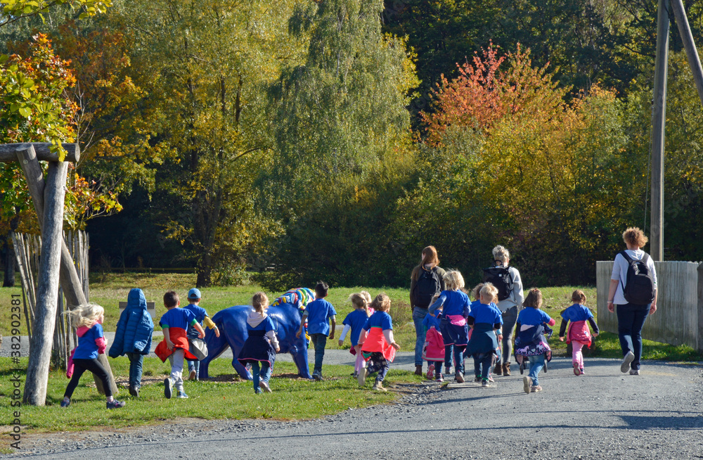 Obraz premium kindergartenkinder im hessenpark neu-anspach