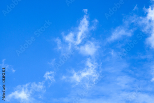 nuvole 01 - cielo con leggera velatura di nuvole bianche photo
