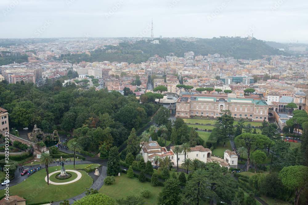 Vista aérea de la ciudad de Roma. Panorámica con edificios y zonas verdes