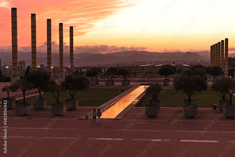 Fototapeta premium Atarderecer en la ciudad de Barcelona 