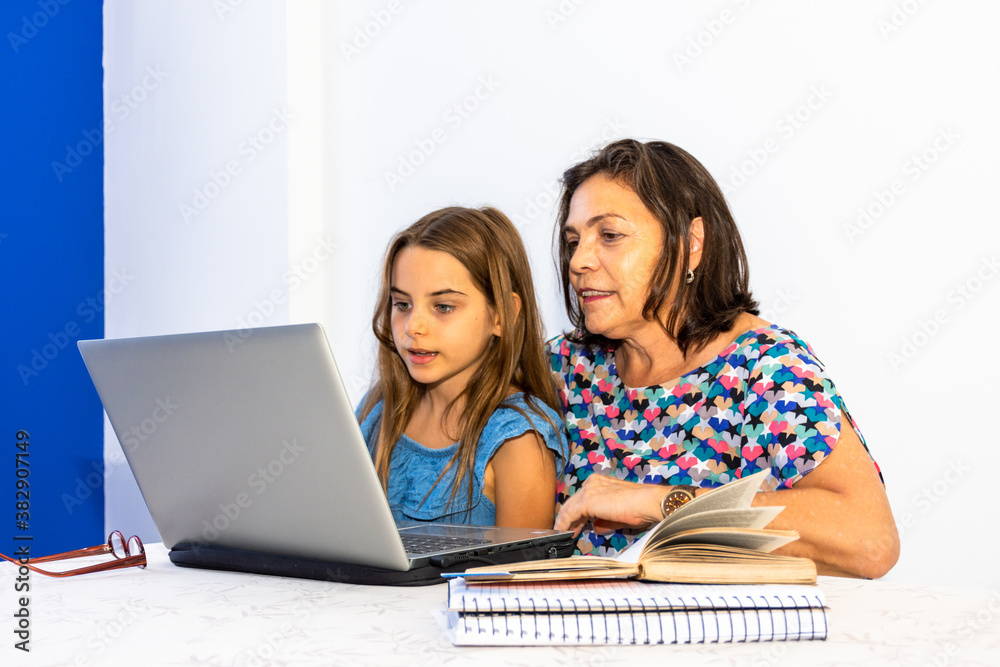 Mulher usando computador pessoal com criança feliz ao lado Mulher usando computador pessoal com criança feliz ao lado