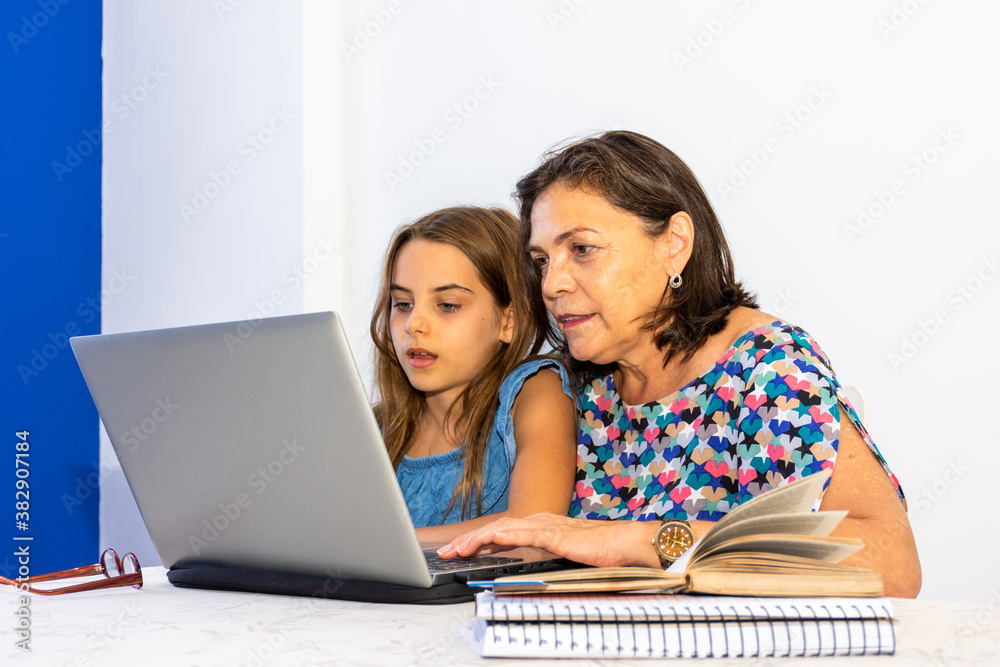 Mulher usando computador pessoal com criança feliz ao lado Mulher usando computador pessoal com criança feliz ao lado