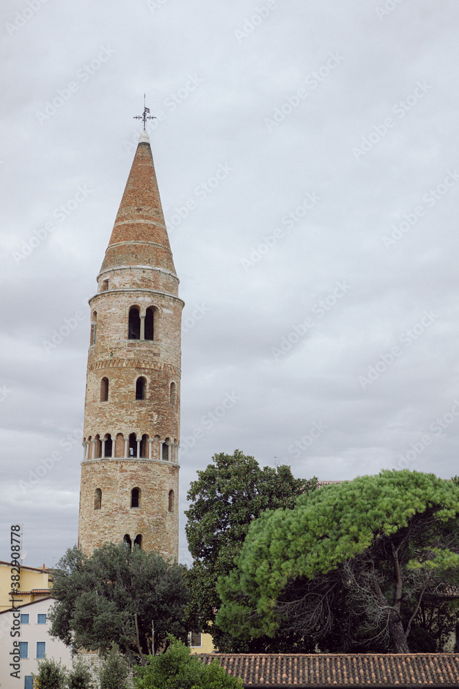 Fototapeta premium Campanile nelle nuvole