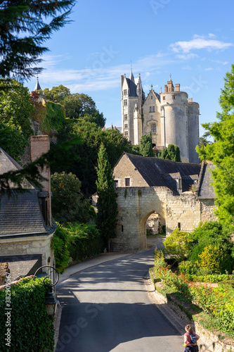 Vue du château de Montreuil Bellay et route du moulin