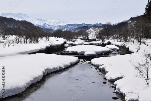 北国の雪溶け風景 © FRANK