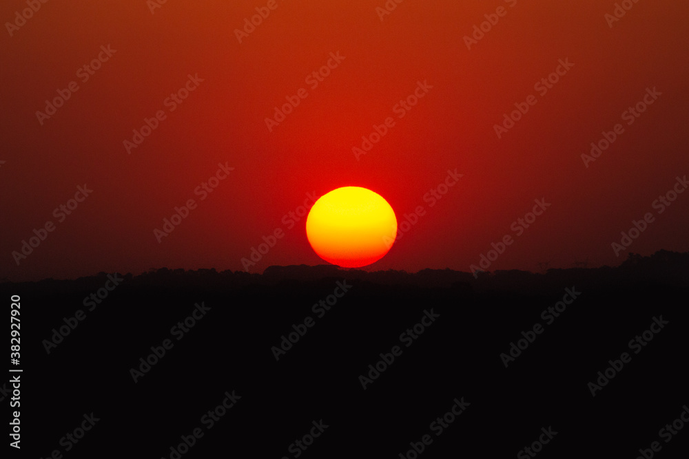 Por do sol no horizonte, sol se pondo no horizonte, sol se escondendo no horizonte