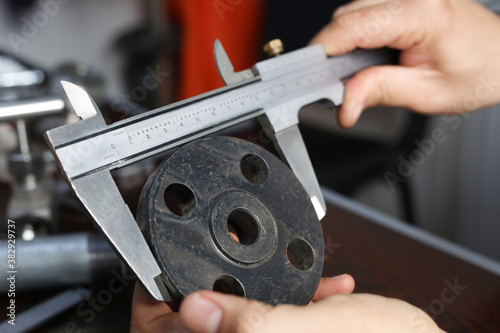Papier peint The worker is measuring to outer diameter of flange with vernier caliper gauge