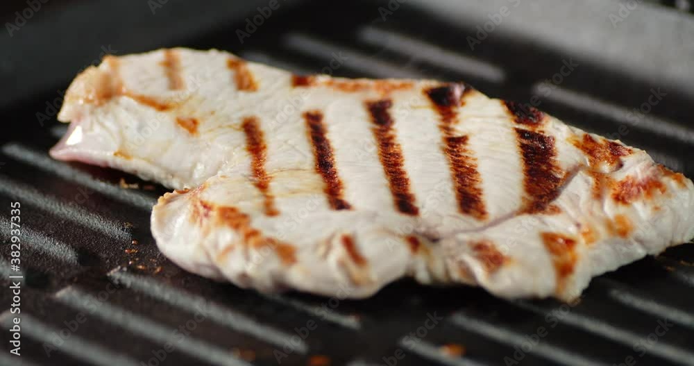 The turkey fillet is roasted on with hot steam. Rotation. The turkey fillet is roasted on with hot steam. Rotation.