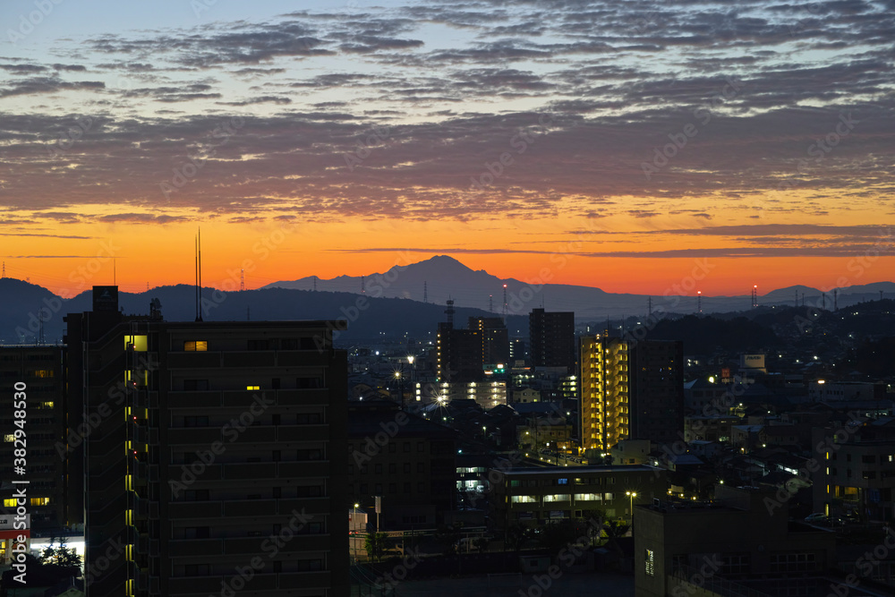 松江市から見た日の出前の出雲富士 大山 松江市から見た日の出前の出雲富士 大山