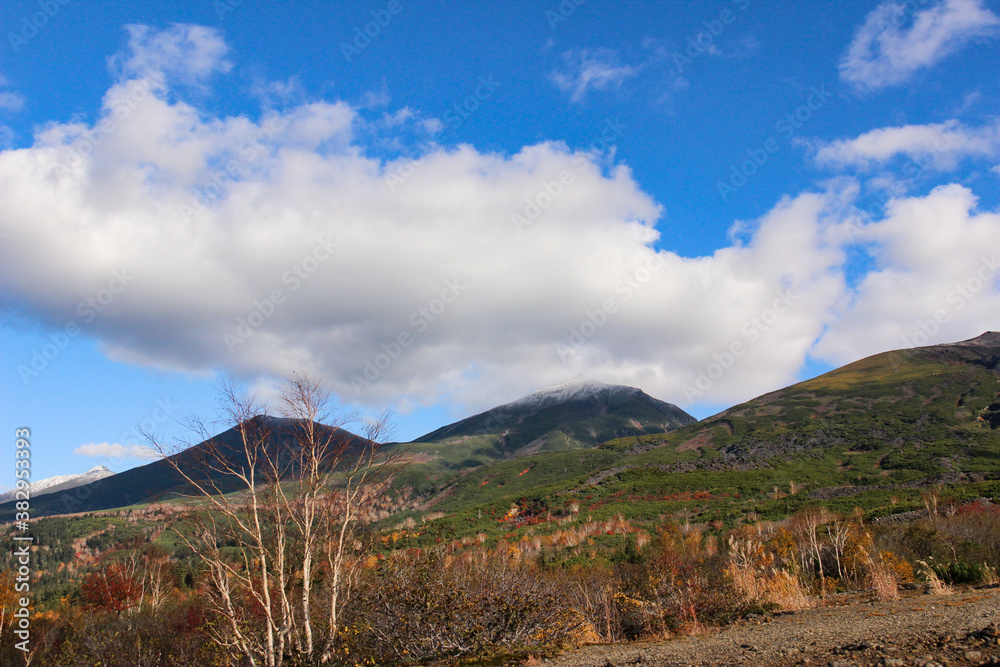 Fototapeta premium 秋の高原と山並み 
