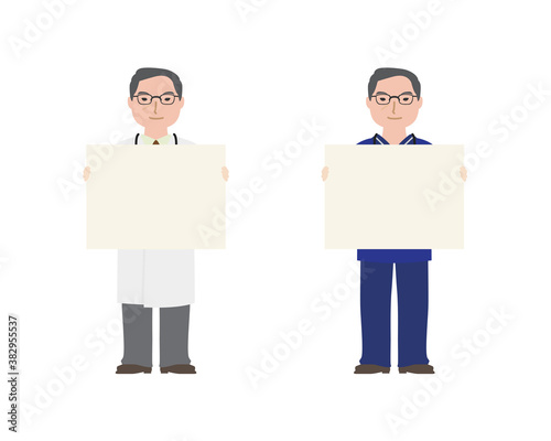 パネルを持って説明する老練な男性医師
