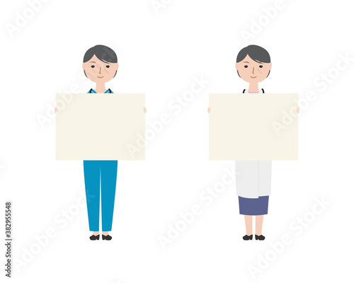 パネルを持って説明する老練な女性医師

