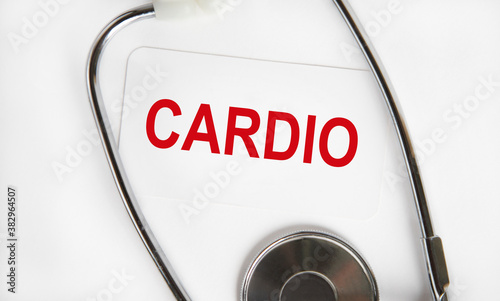 Foto On the viscous card is the text of CARDIO, around the stethoscope